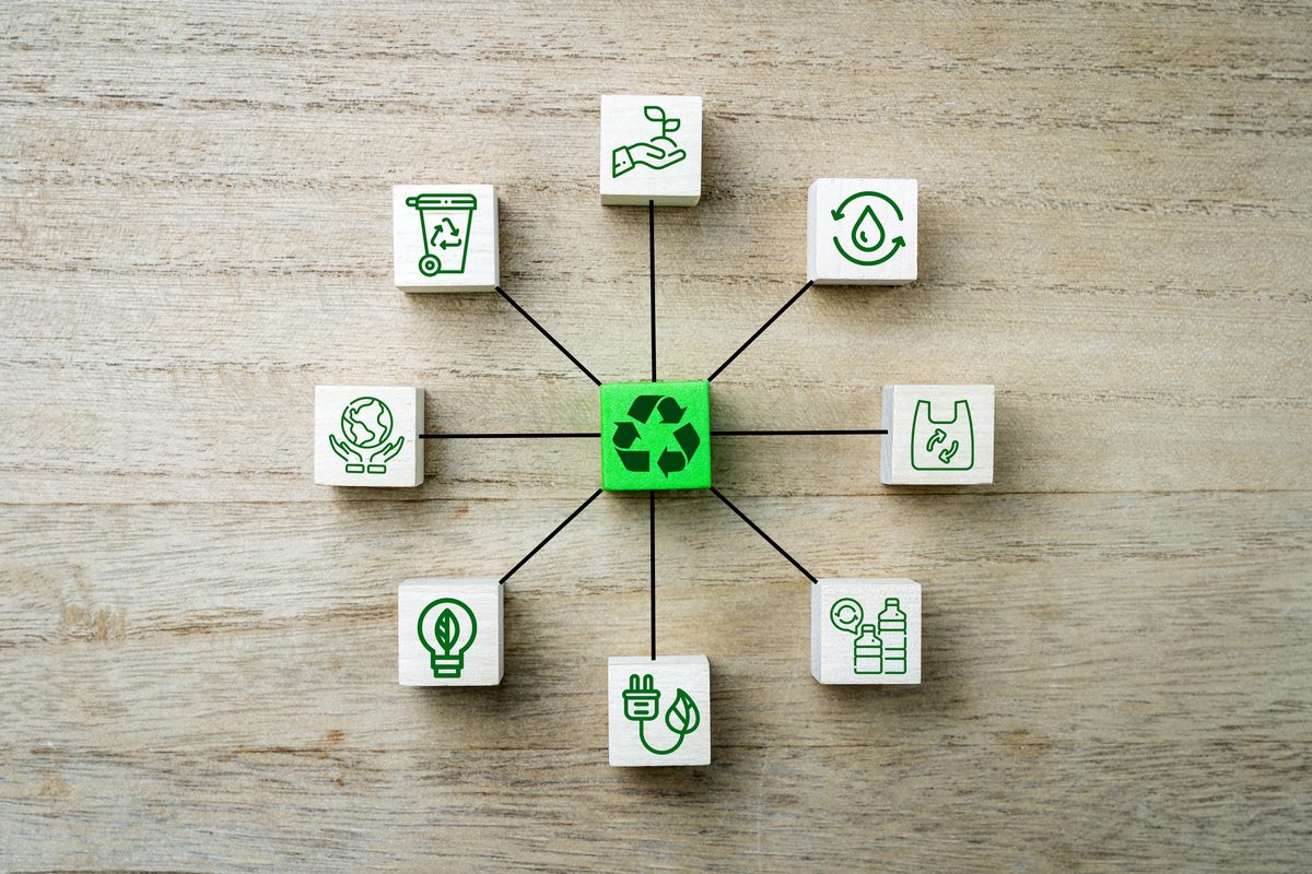 REUSE 2030 Krožno gospodarstvo v praksi: od načel do rešitev 1 recycling concept with green icons and wooden bloc 2026 03 16 03 31 06 utc 1200x800 1